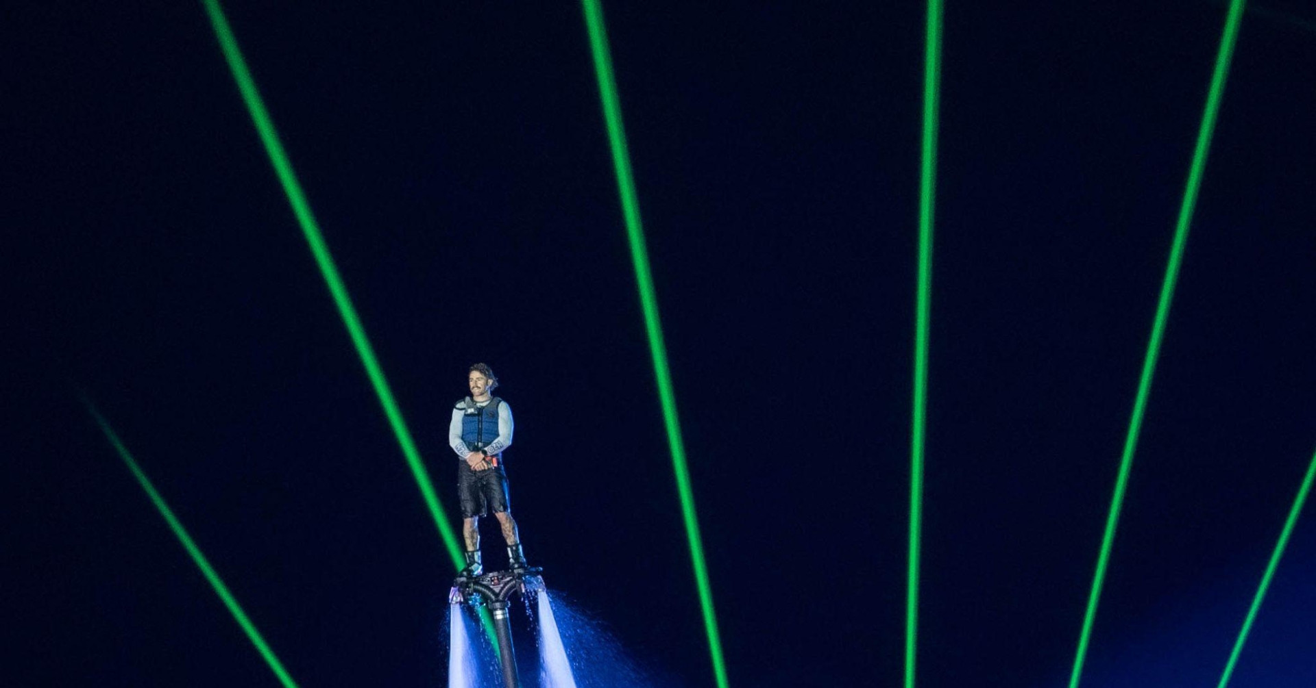 You are currently viewing Chuyện phía sau show diễn trên mặt biển đầu tiên tại Cát Bà