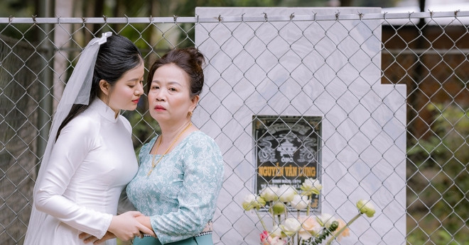 Read more about the article Cô dâu Vĩnh Long chụp ảnh bên ngôi mộ, phía sau là chuyện thắt lòng
