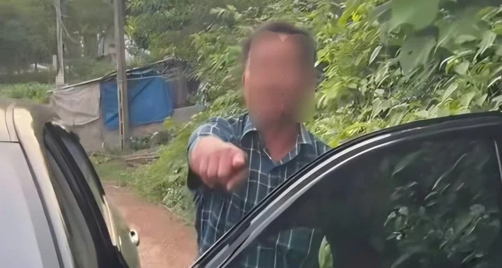 You are currently viewing Cô gái 23 tuổi tố cáo bị tài xế ô tô vô cớ hành hung