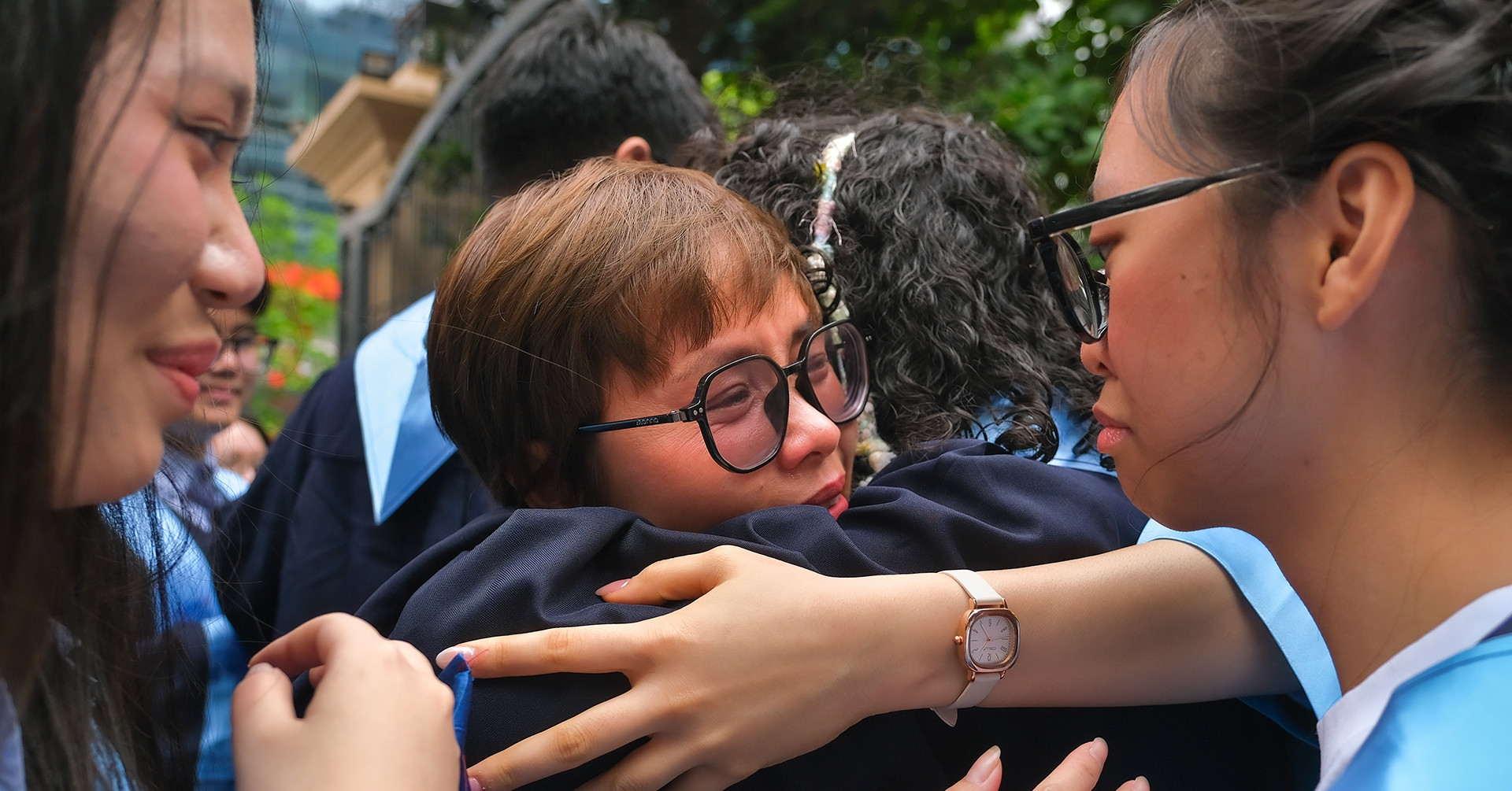 Read more about the article Cô trò cùng ‘khóc như mưa’ trong giờ phút chia tay tuổi học trò