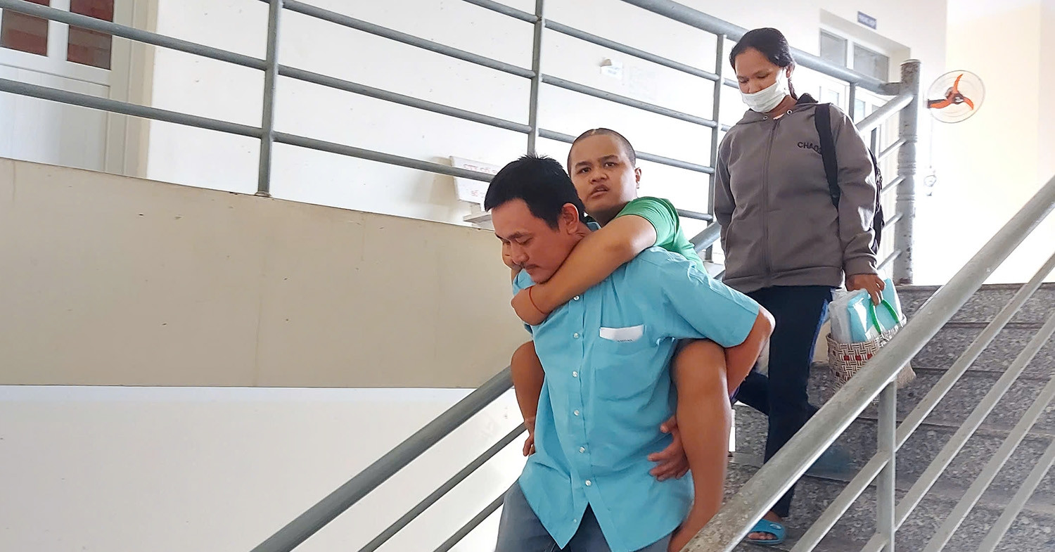 You are currently viewing Con tai nạn tổn thương 90%, liệt nửa người, cha mẹ khánh kiệt cầu xin sự giúp đỡ