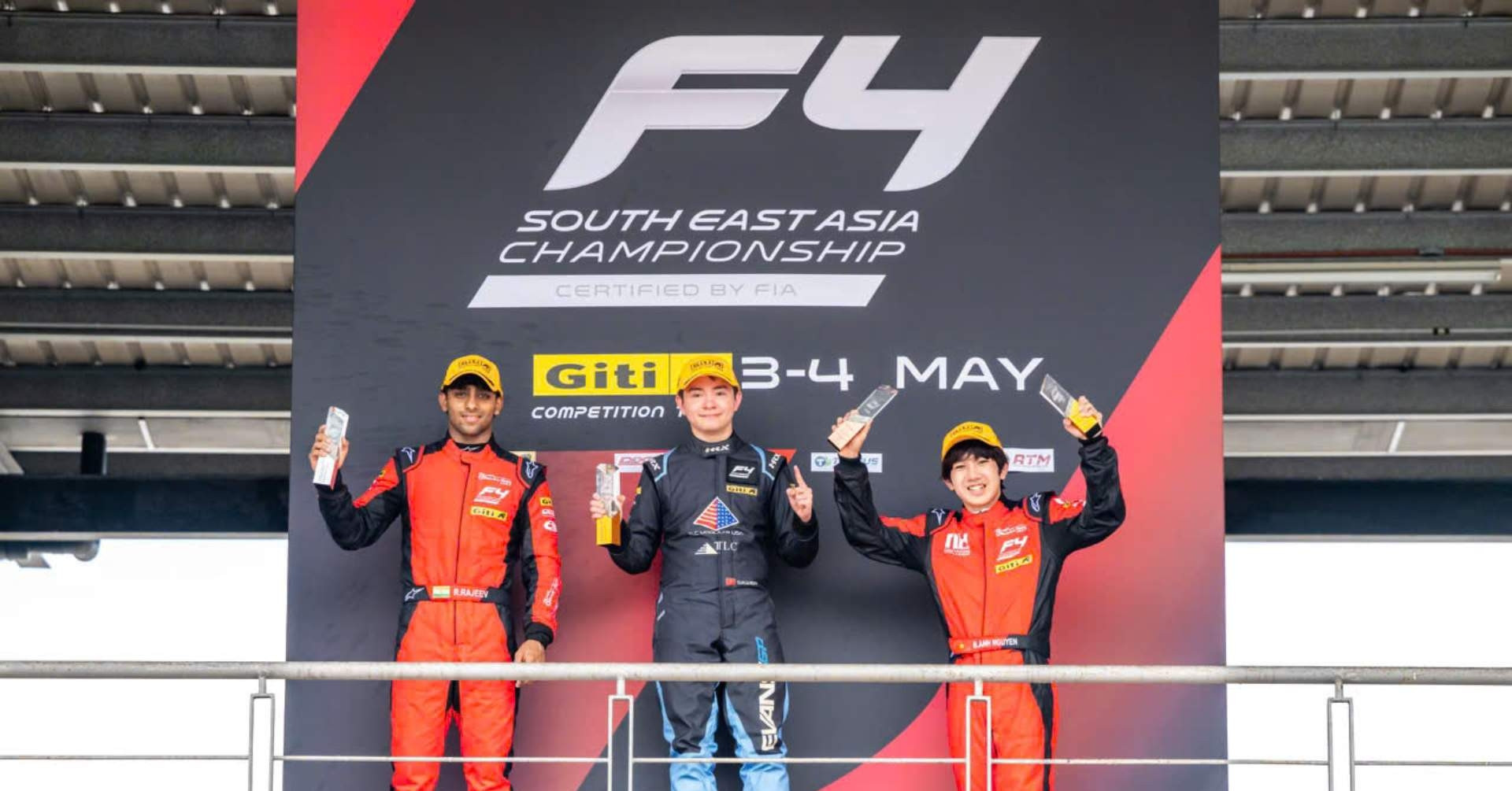 You are currently viewing Con trai Hoa khôi Thu Hương giành top 3 đua xe Formula 4