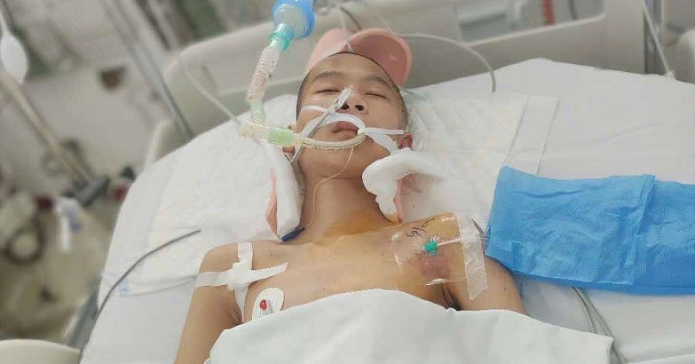 You are currently viewing Con trai tai nạn, chồng đột quỵ, vợ nghèo ‘cắm’ nhà vẫn không đủ tiền chữa trị