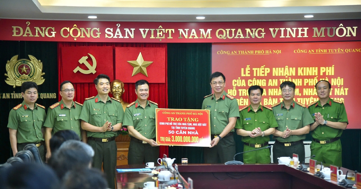 You are currently viewing Công an Hà Nội trao tặng 3 tỷ đồng giúp Tuyên Quang xóa nhà tạm, dột nát