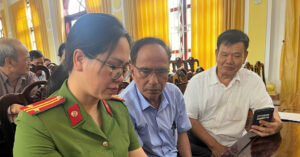 Read more about the article Công an Hải Dương tích cực hướng dẫn người dân góp ý sửa đổi Hiến pháp qua VNeID