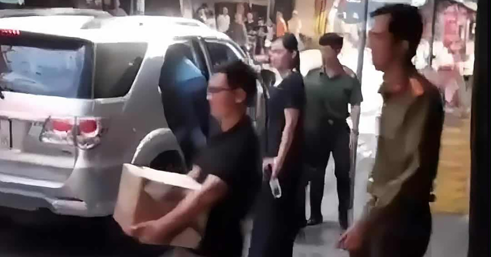 You are currently viewing Công an khám nhà, tạm giữ TikToker Lê Việt Hùng