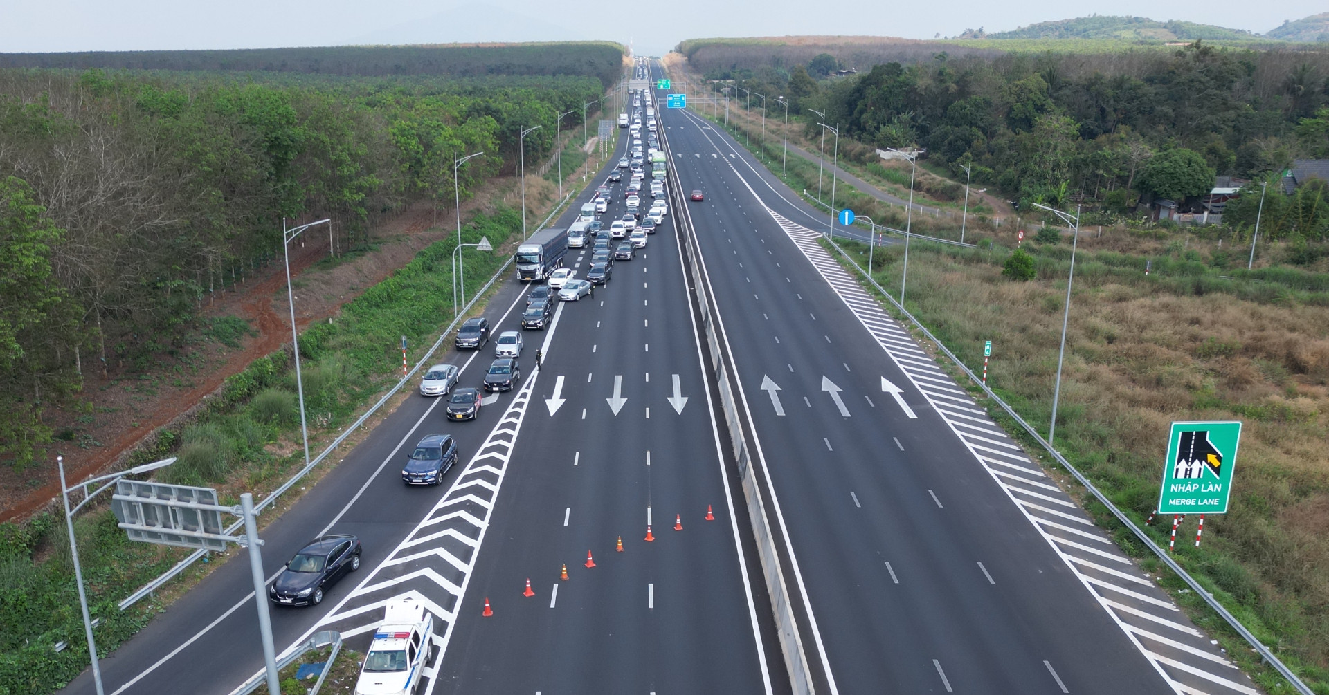 You are currently viewing CSGT điều hướng ô tô từ xa, giảm áp lực cao tốc về TPHCM