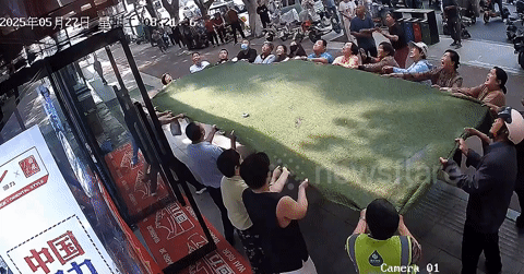 You are currently viewing Cụ bà 102 tuổi nhầm cửa sổ thành cửa ra, rơi từ tầng 3 được cứu kịp lúc