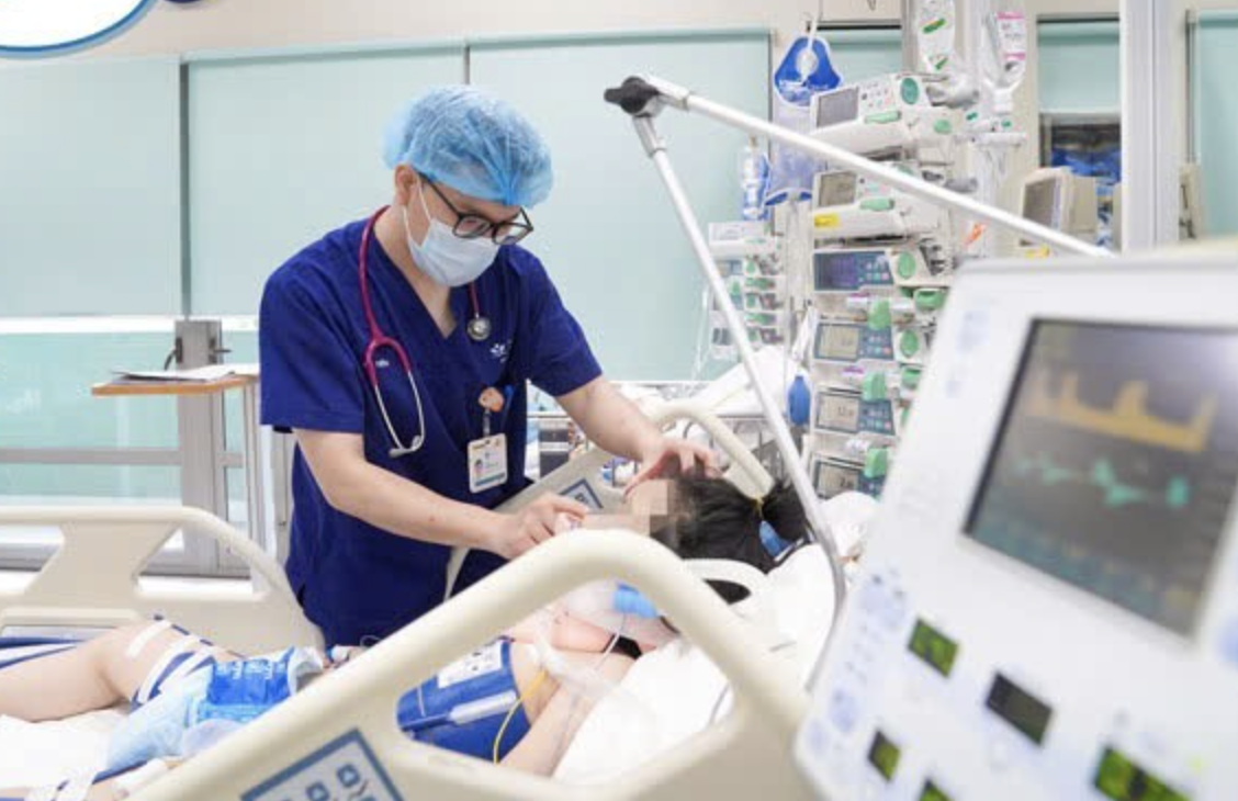 You are currently viewing Cửa cuốn kẹp cổ khiến bé gái ngừng tuần hoàn, nguy kịch