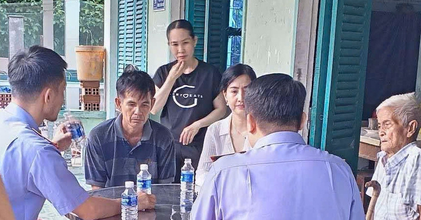 You are currently viewing Cục điều tra VKSND tối cao đến tận nhà làm việc với mẹ nữ sinh ở Vĩnh Long