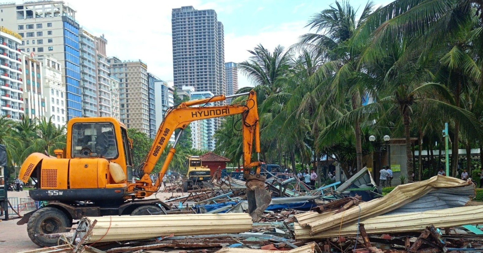 You are currently viewing Đà Nẵng tháo dỡ loạt ki-ốt du lịch bên cung đường biển ‘tỷ đô’