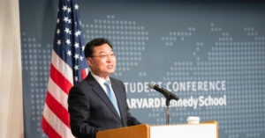 Read more about the article Đại sứ Trung Quốc tại Mỹ cảnh báo Washington về xung đột thuế quan