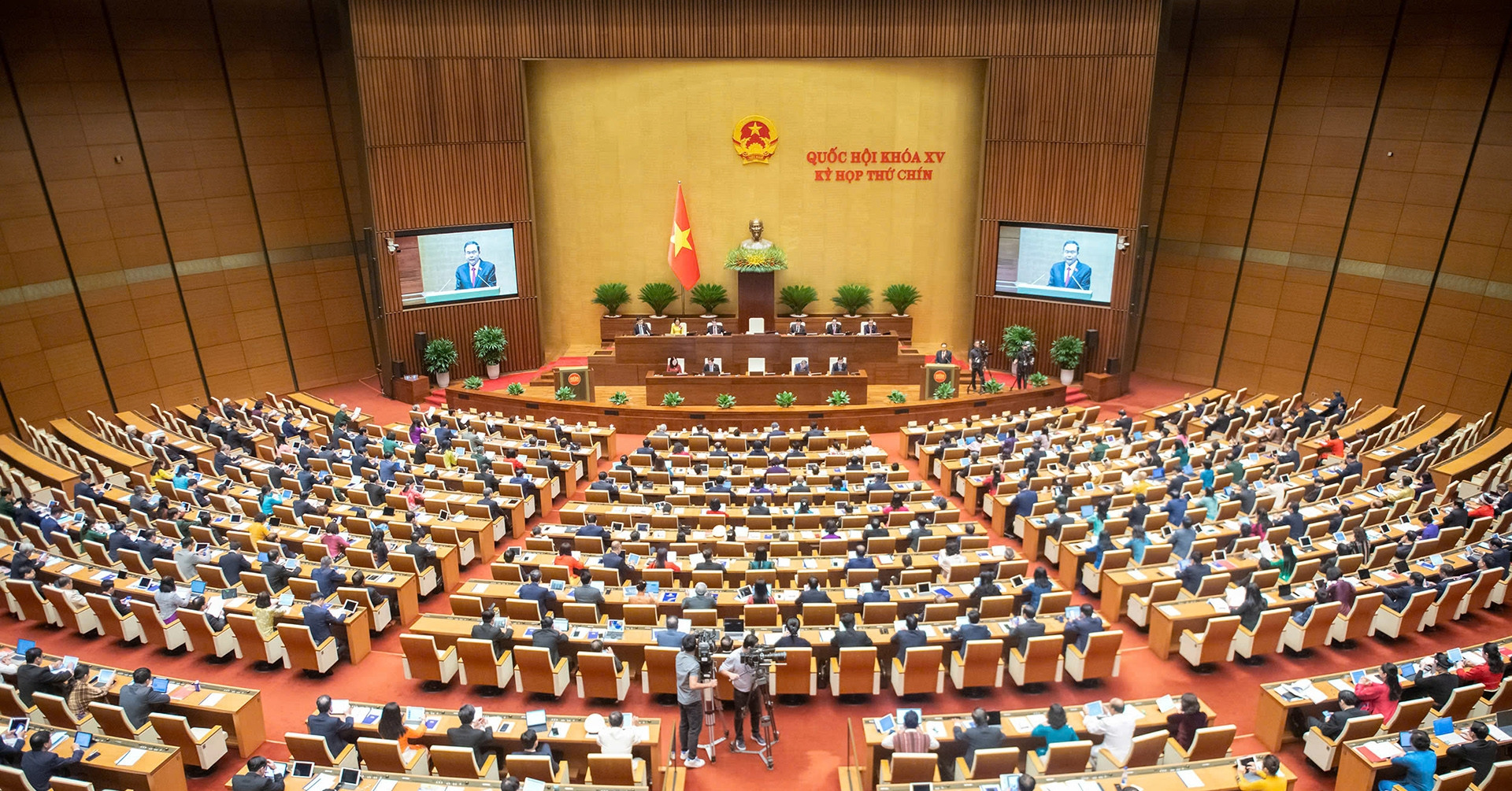 You are currently viewing Đề xuất cấm đại biểu Quốc hội mặc trang phục gắn logo doanh nghiệp