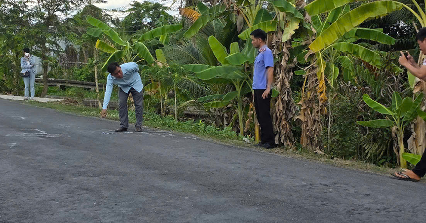 You are currently viewing Điều tra viên cùng nhân chứng tới hiện trường vụ nữ sinh tử vong ở Vĩnh Long