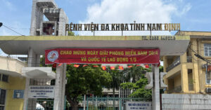 Read more about the article Đình chỉ 3 bác sĩ, 2 điều dưỡng vụ bị tố ‘nộp đủ tiền mới cấp cứu’ ở Nam Định