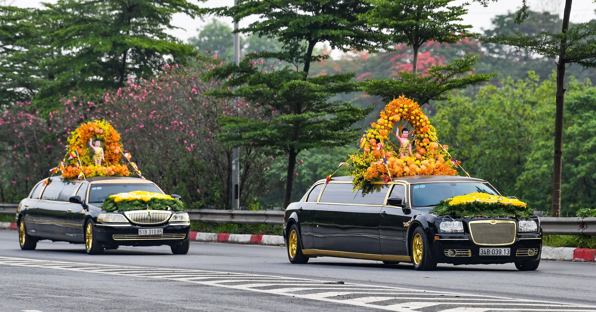 You are currently viewing Đoàn xe limousine rước xá lợi Phật rời Hà Nội tới chùa Tam Chúc