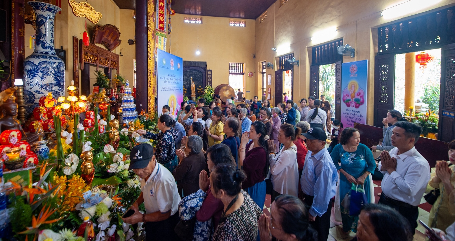 You are currently viewing Phật tử, người dân đổ về chùa Quán Sứ chờ chiêm bái xá lợi Đức Phật
