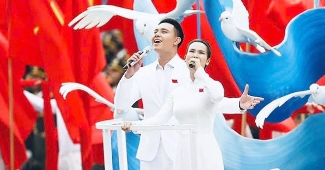 You are currently viewing Đông Hùng lên tiếng về tranh cãi lép vế trước Võ Hạ Trâm khi hát ca khúc tỷ view