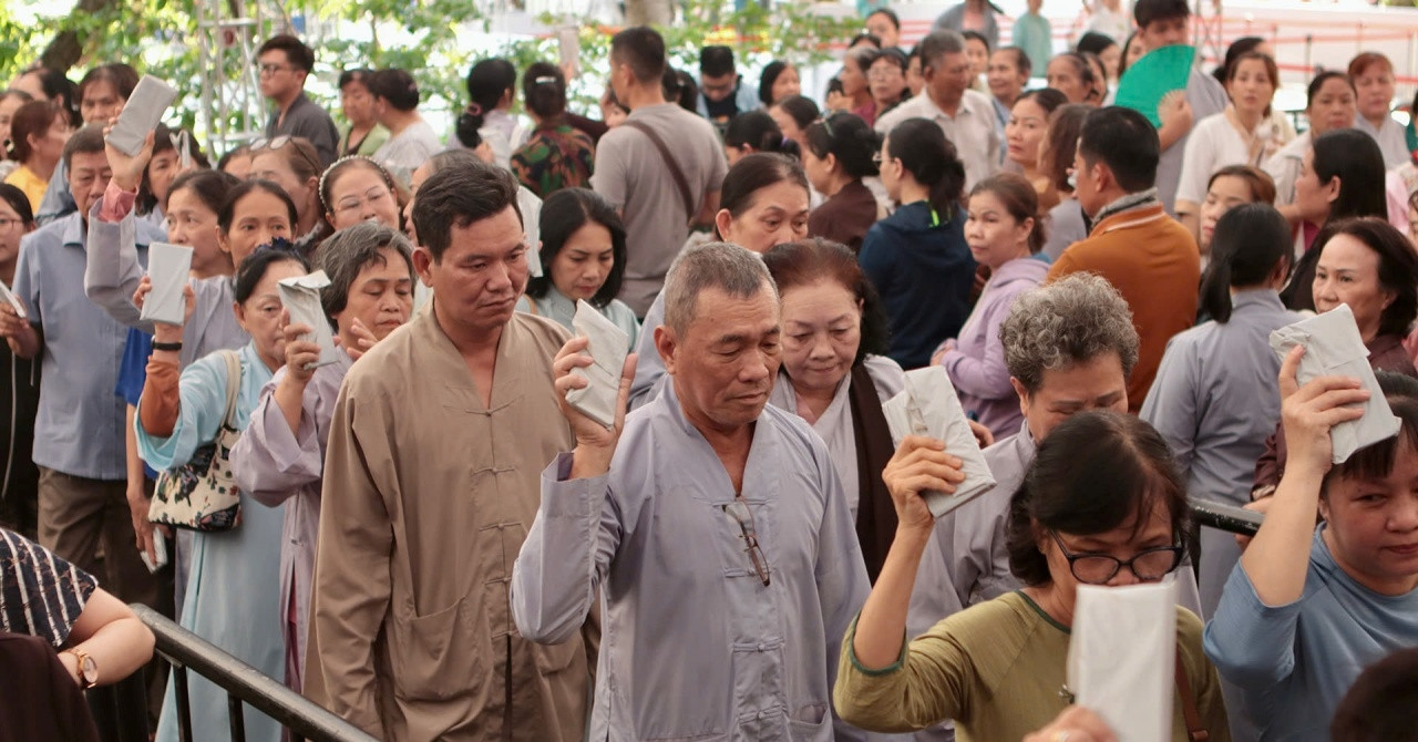 You are currently viewing Dòng người xúc động chiêm bái xá lợi trái tim Bồ tát Thích Quảng Đức