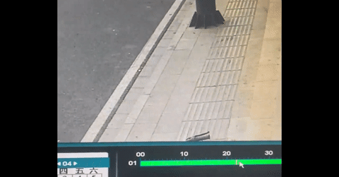 You are currently viewing Dừng xe dụi mắt, hai cô gái trẻ tránh được tai nạn thảm khốc trong tích tắc