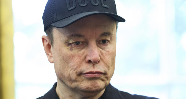 You are currently viewing Elon Musk đến Nhà Trắng với một bên mắt tím bầm nhưng không phải bị vợ đánh