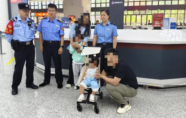 You are currently viewing Bố mẹ ngủ quên trên tàu, anh trai 5 tuổi tự đưa em 2 tuổi xuống ga