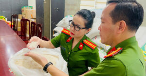 Read more about the article Hai chủ cửa hàng ở Hà Nội bán hơn 17 tấn gạo ‘ngon nhất thế giới’ giả mạo