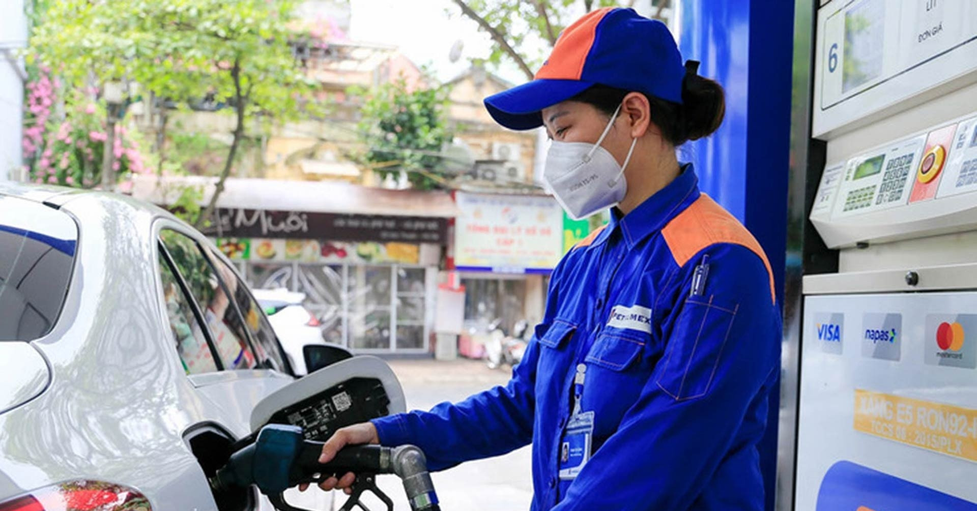 You are currently viewing Giá xăng đảo chiều tăng, dầu giảm