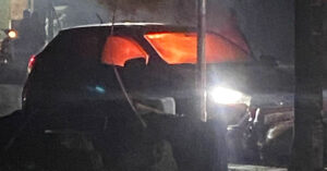 Read more about the article Đâm trúng xe máy, tài xế đang ngồi trong ô tô, lửa bùng lên dữ dội