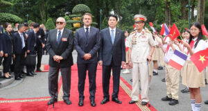 Read more about the article Hai cựu binh Việt – Pháp đặc biệt trong lễ đón Tổng thống Macron ở Phủ Chủ tịch