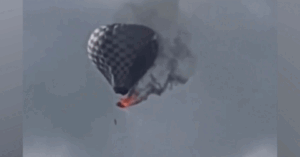 Read more about the article Hãi hùng cảnh người đàn ông treo lơ lửng trên khinh khí cầu đang bốc cháy