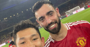 Read more about the article Hai Long tươi rói chụp ảnh cùng đội trưởng MU, Bruno Fernandes