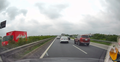 You are currently viewing Hai ô tô con suýt ‘hôn nhau’ trên cao tốc vì lỗi sơ đẳng khi chuyển làn