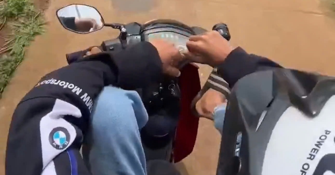 You are currently viewing Hai thiếu niên lái xe máy bằng chân để quay clip ‘khoe trên mạng cho vui’