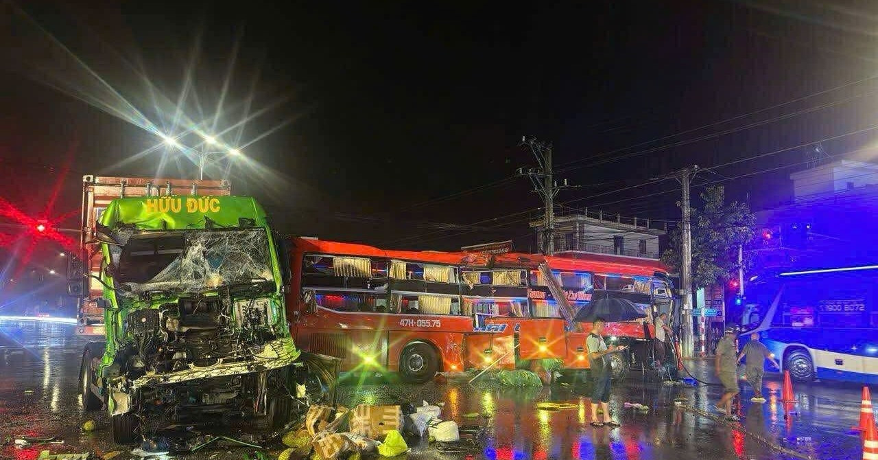 You are currently viewing Hàng chục người la hét sau va chạm giữa ô tô khách và xe container