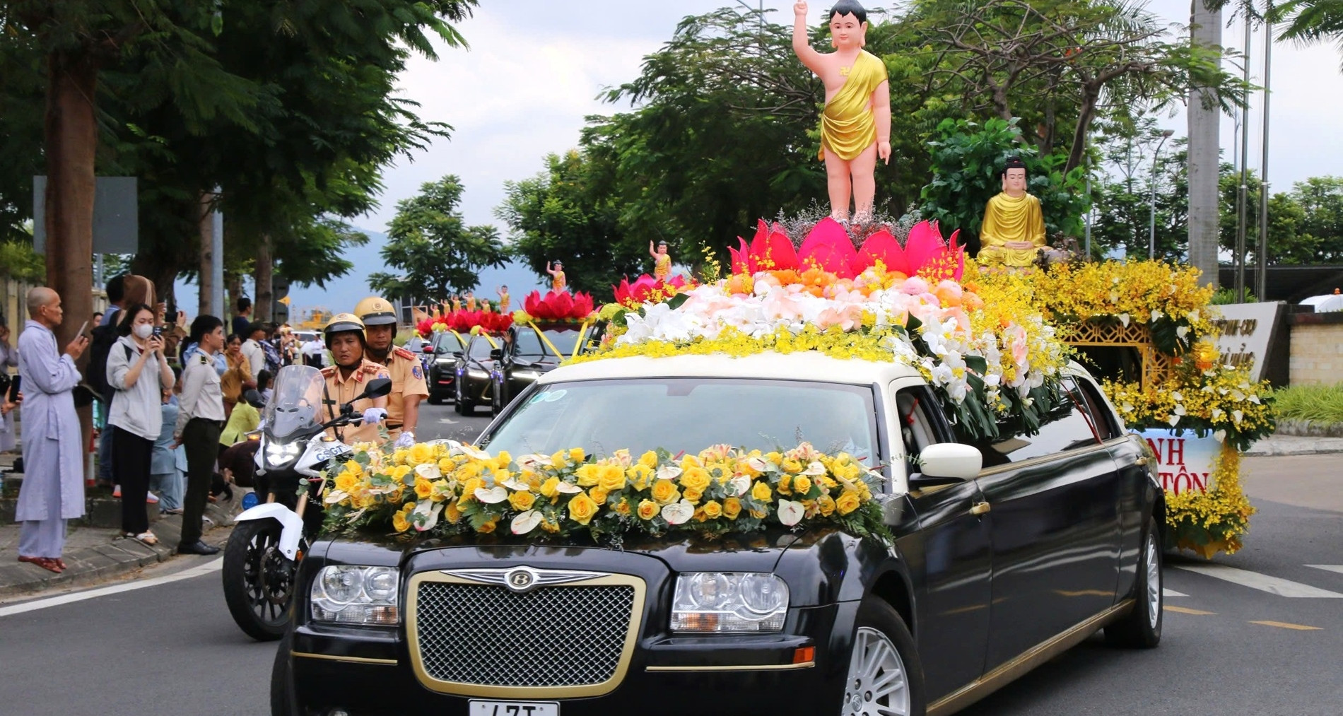 You are currently viewing Hàng nghìn người dân Đà Nẵng đứng kín hai bên đường đón xá lợi Đức Phật