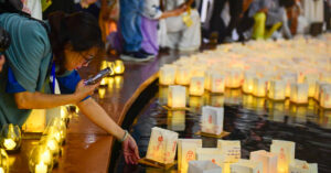 Read more about the article Hàng nghìn người thắp nến cầu nguyện hòa bình thế giới tại núi Bà Đen