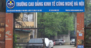 Read more about the article Hàng trăm sinh viên sững sờ vì bị cho dừng học đột ngột