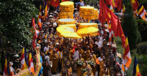 Read more about the article Hàng vạn người thành tâm cung rước xá lợi Đức Phật tại chùa Tam Chúc