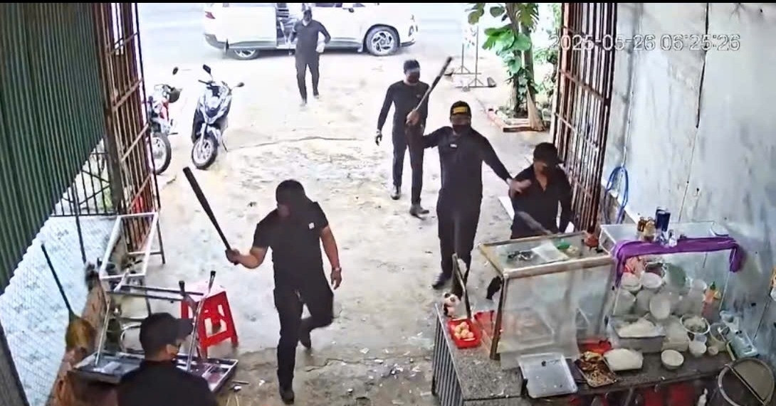 You are currently viewing 300 cảnh sát truy bắt nhóm côn đồ mặc áo đen đập phá quán phở