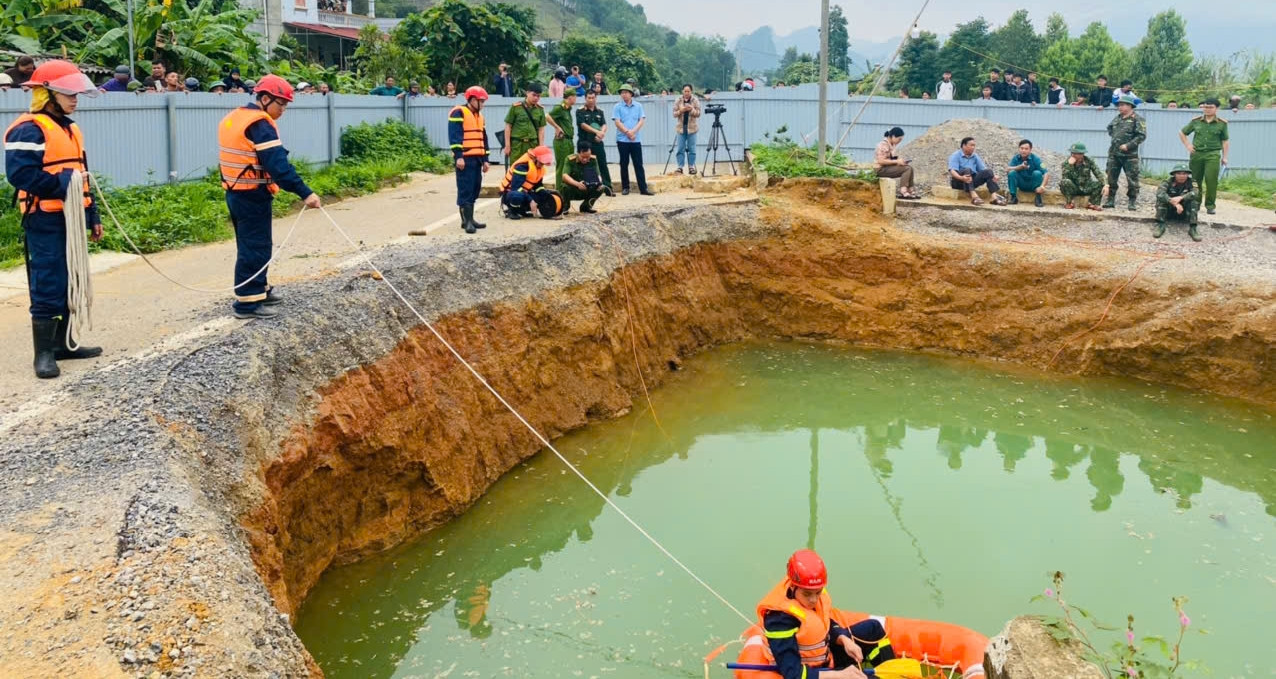 You are currently viewing Hiện trường tìm kiếm nạn nhân rơi xuống ‘hố tử thần’ ở Bắc Kạn
