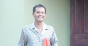 Read more about the article Hình ảnh hiếm thấy của NSND Trung Hiếu, Tiểu Vy gợi cảm