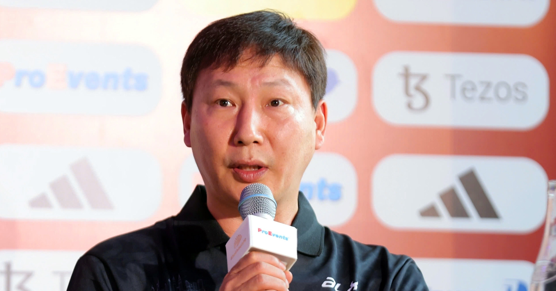 You are currently viewing HLV Kim Sang Sik nói điều bất ngờ sau trận thắng MU