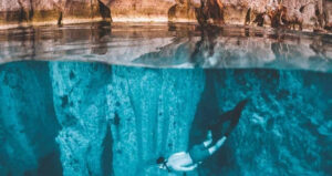 Read more about the article Hồ nước siêu thực nửa ngọt nửa mặn, ẩn mình giữa những vách đá vôi