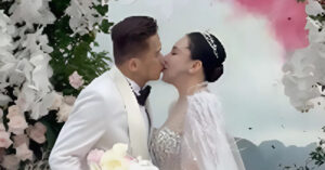 Read more about the article Hồ Quỳnh Hương khóc, hôn chú rể đắm đuối