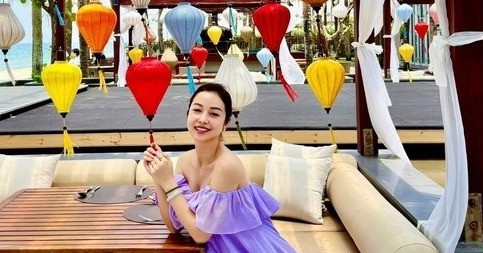 You are currently viewing Hoa hậu 4 con Jennifer Phạm vai trần gợi cảm, Quách Thu Phương U50 trẻ trung