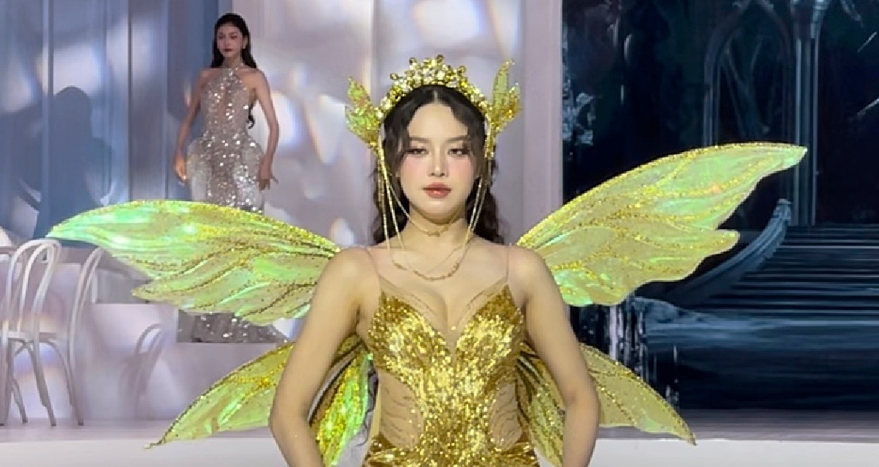 Read more about the article Hoa hậu Thanh Thuỷ loạng choạng vẫn được khen ngợi thần thái