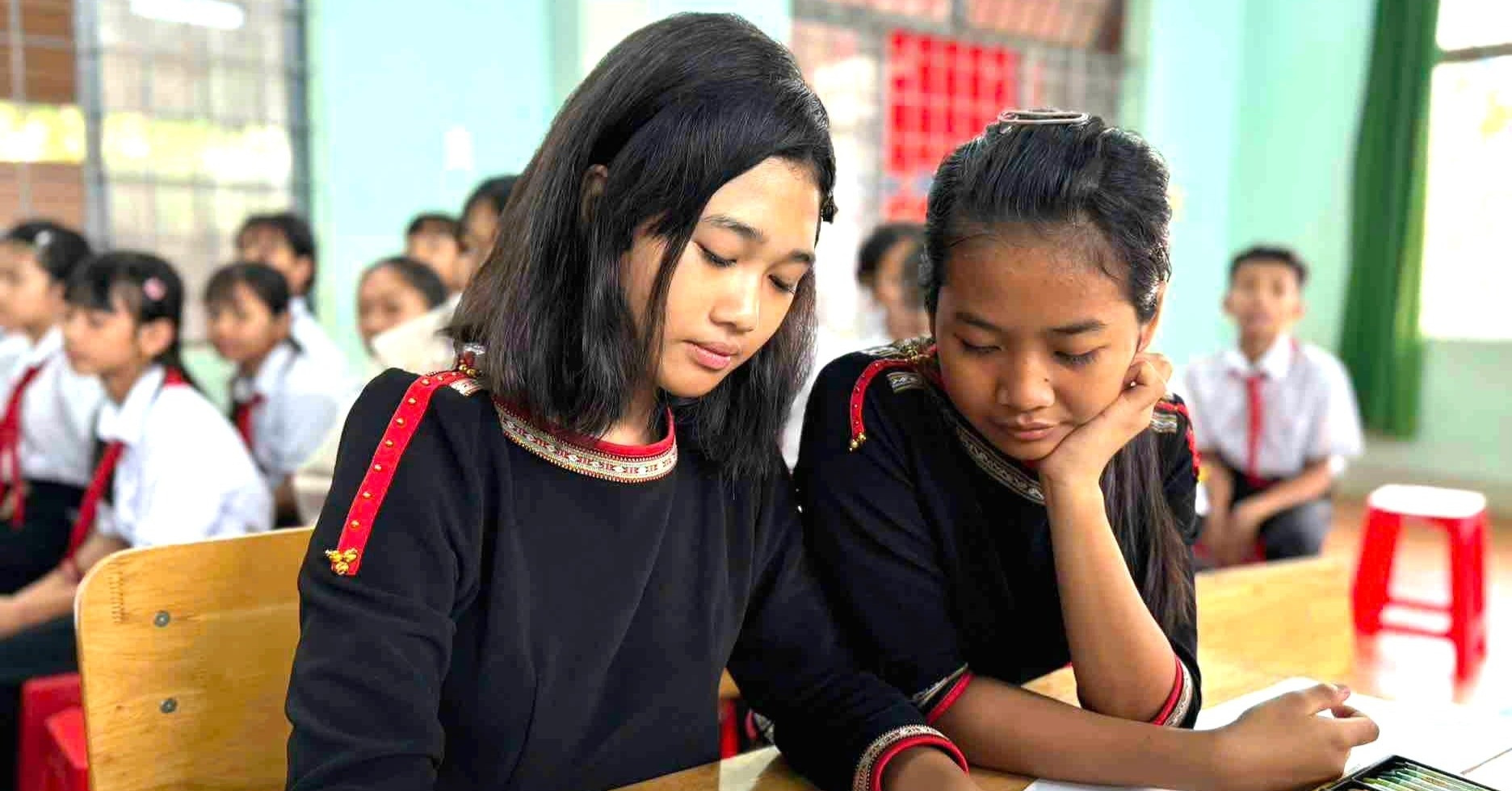 Read more about the article Học sinh dân tộc thiểu số vẽ tranh khuyên bạn không ‘động lòng’ mà mất tương lai