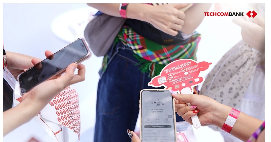 Read more about the article Hơn 100 nghìn khách hàng đã nhận iPhone, Airpods, vé ‘Anh trai’ từ Techcombank