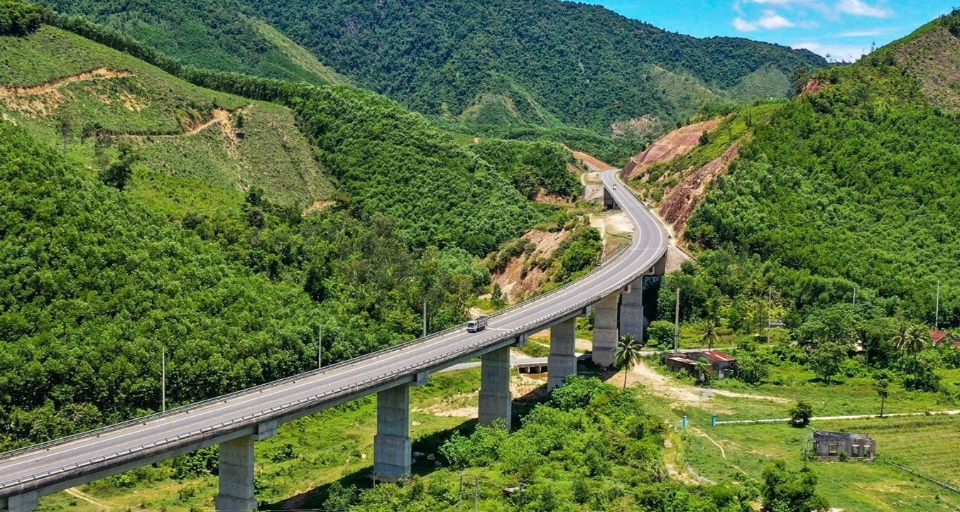 You are currently viewing Hơn 3.000 tỷ đồng đầu tư mở rộng cao tốc La Sơn – Hòa Liên lên 4 làn xe